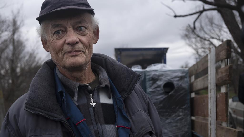 Sasha, vecino de Tsupivka, ha resistido en su casa durante toda la ocupación rusa y está dispuesto a aguantar también el invierno sin electricidad, ni agua corriente, ni calefacción