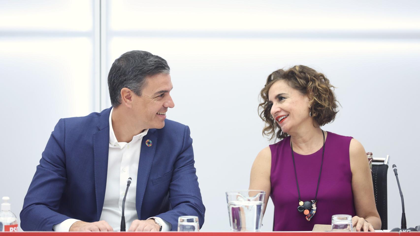 Pedro Sánchez, presidente del Gobierno, y María Jesús Montero, ministra de Hacienda y Función Pública.