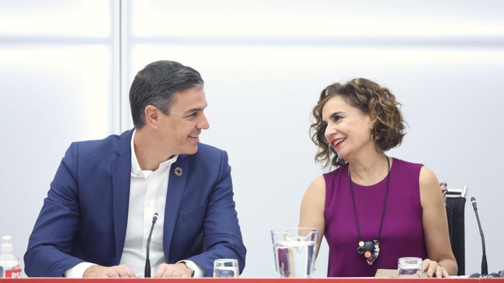 Pedro Sánchez, presidente del Gobierno, y María Jesús Montero, ministra de Hacienda y Función Pública.