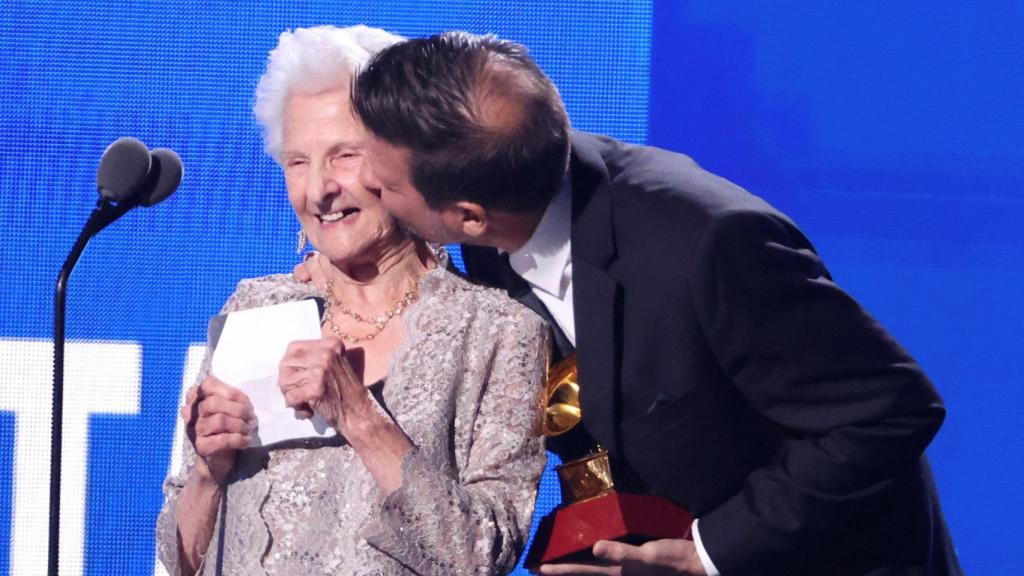 Ángela Álvarez recibiendo el Grammy Latino a la mejor nueva artista.