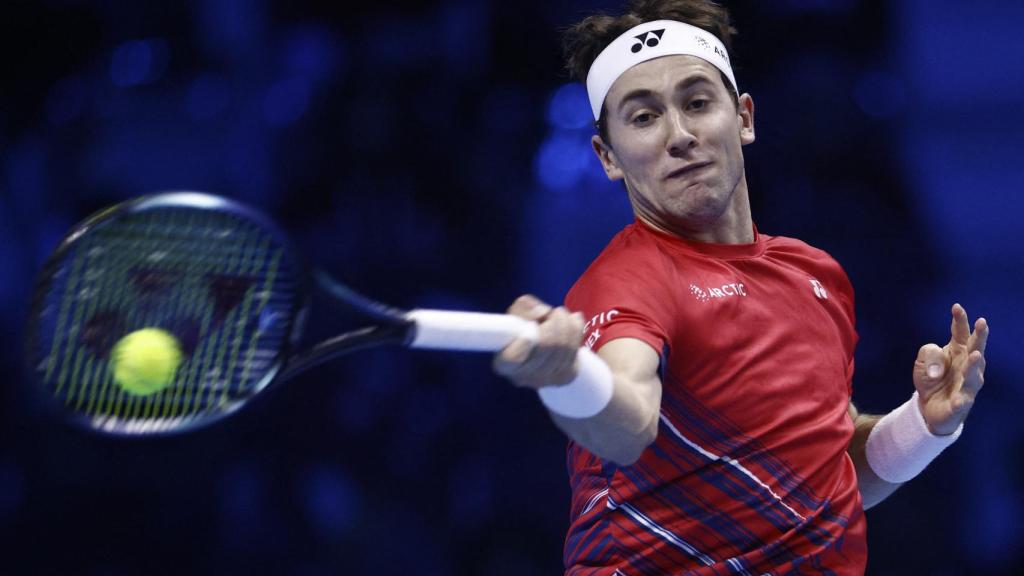 Ruud golpea una pelota en el partido.