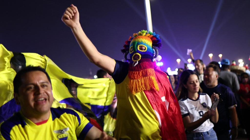 Varios aficionados ecuatorianos, en la previa del inicio del Mundial.