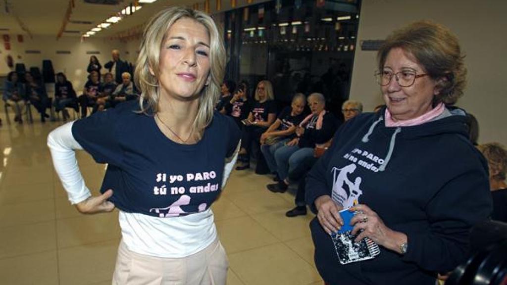 Yolanda Díaz se pone la camiseta de la asociación.