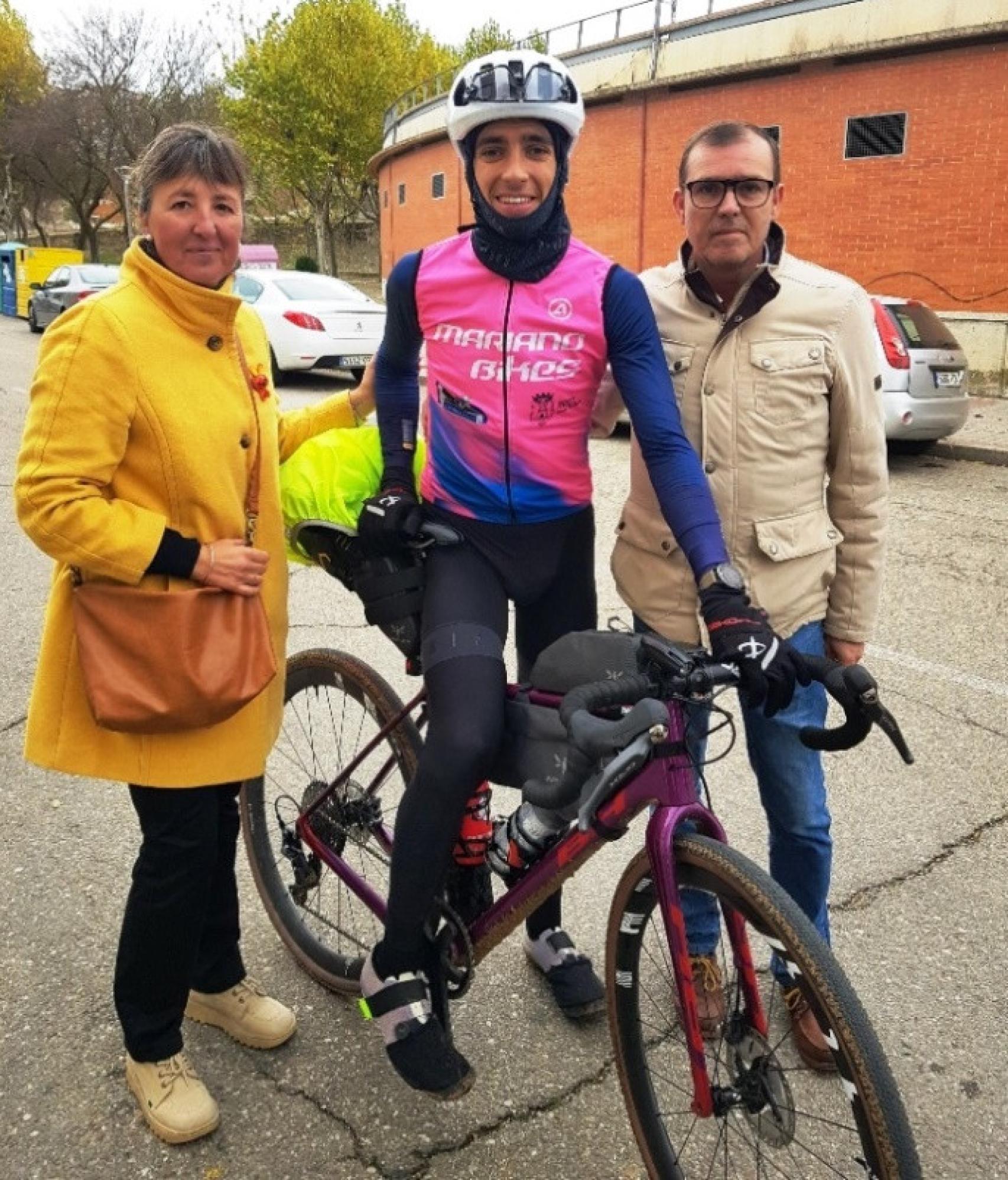 Angel Téllez a su llegada al coso. Dos directivos del Foro Taurino Tordesillano, Nuria Prieto y José Rodríguez tuvieron el detalle de recibirlo