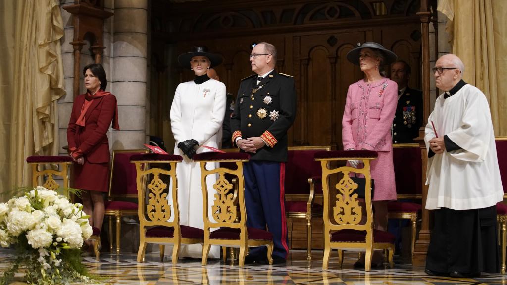 El príncipe Alberto junto a su mujer y sus hermanas en la misa de acción de gracias.