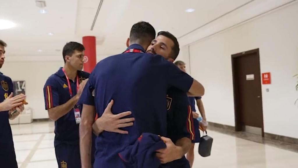 Busquets y Gayà se abrazan.