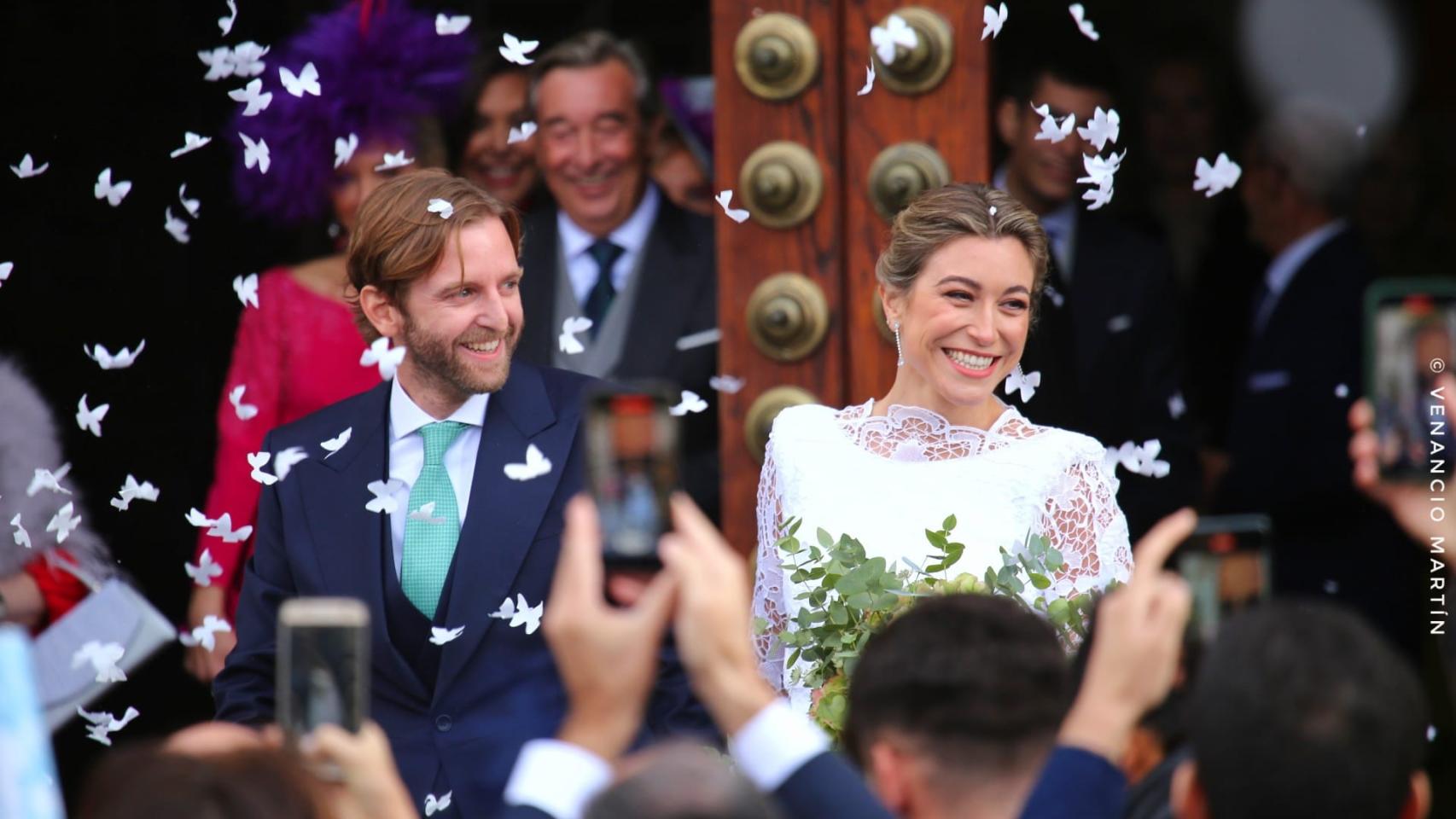 Milagros Tolón y Dolores de Cospedal coinciden en la boda de la hija de Cuca Díaz de la Cuerda