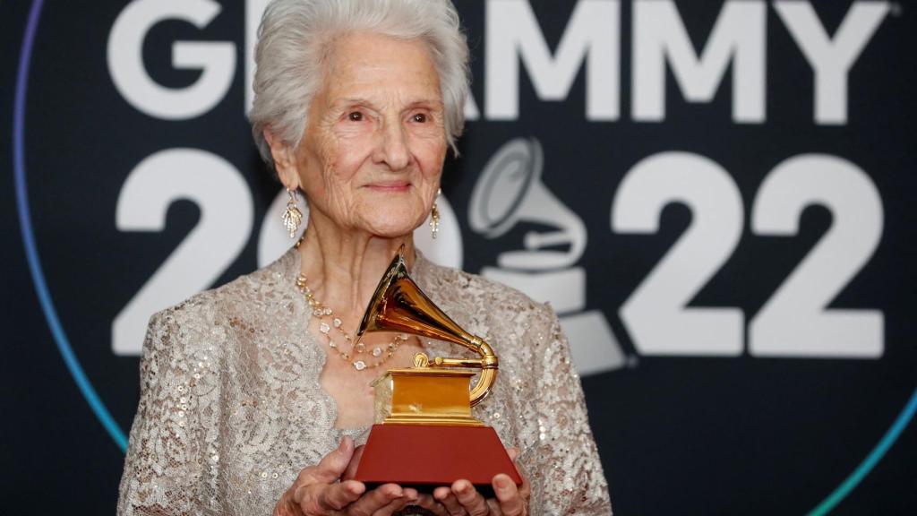 Ángela Álvarez, ganadora del Grammy Latino al mejor nuevo artista, posa con su premio.