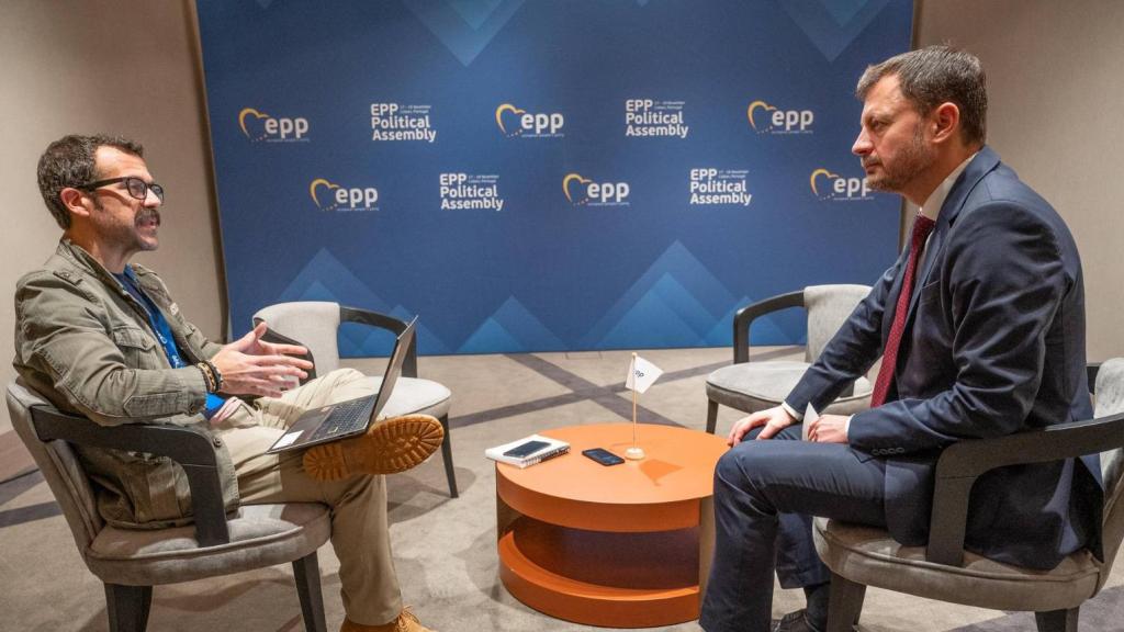 Eduard Heger, primer ministro de Eslovaquia, responde al periodista Alberto D. Prieto.