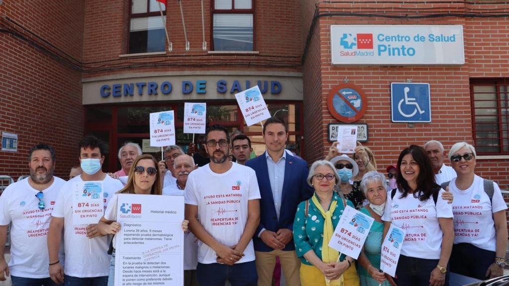 El secretario general del PSOE-M, Juan Lobato, se suma a una protesta de sanitarios en el Centro de Salud de Pinto.