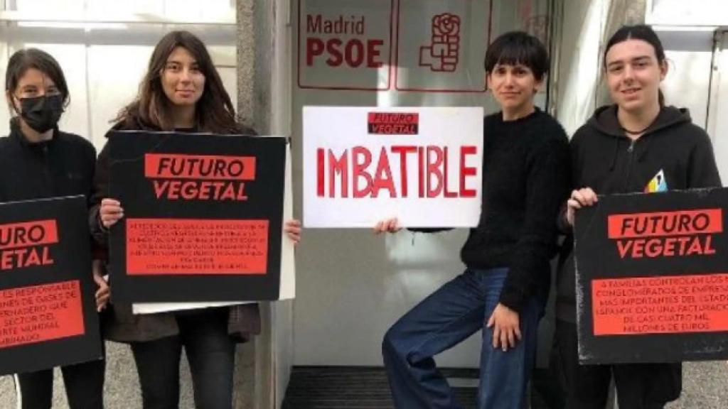 Miembros del colectivo, durante una protesta ante la sede el PSOE madrileño.