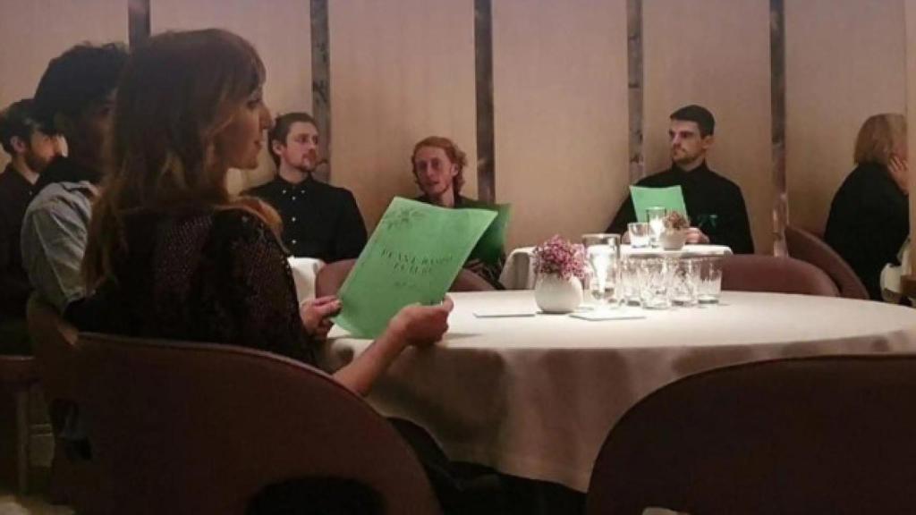 Activistas de Animal Rebellion durante la acción en el restaurante de Gordon Ramsay.