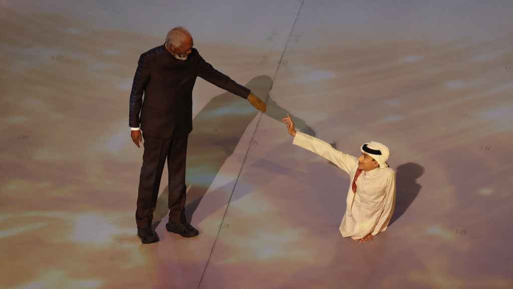 Morgan Freeman y Ghanim al Muftah durante la ceremonia de apertura del Mundial de Qatar 2022