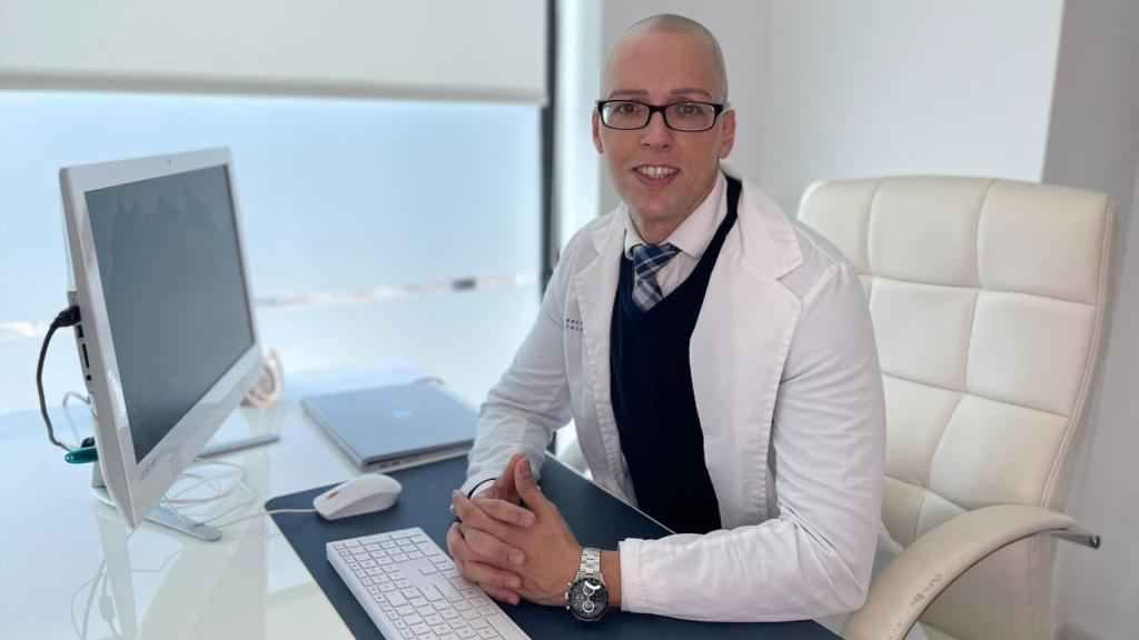 El doctor Alejandro Molina, en su clínica de Valencia.