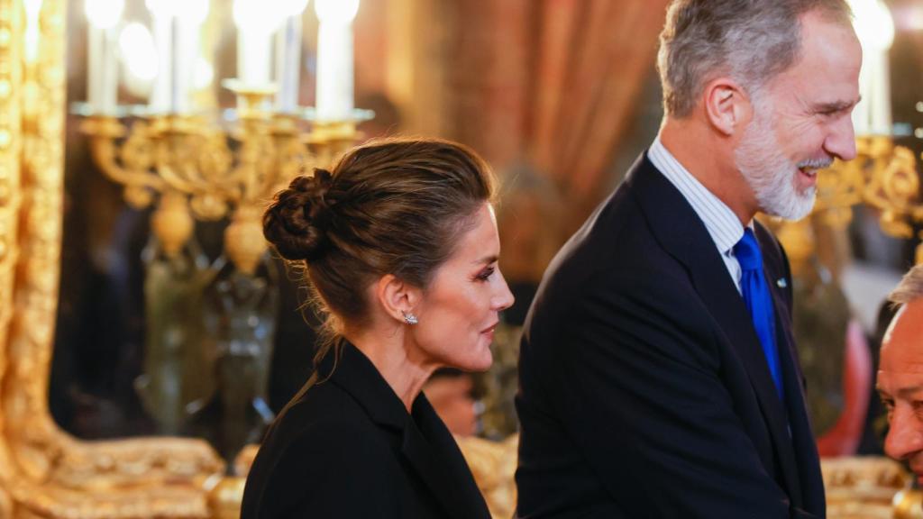 La Reina ha recogido su melena en un moño trenzado.