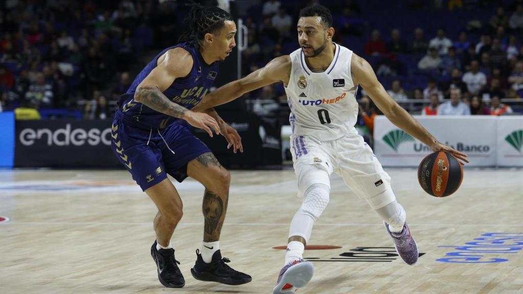 Goss-Williams maneja el balón.