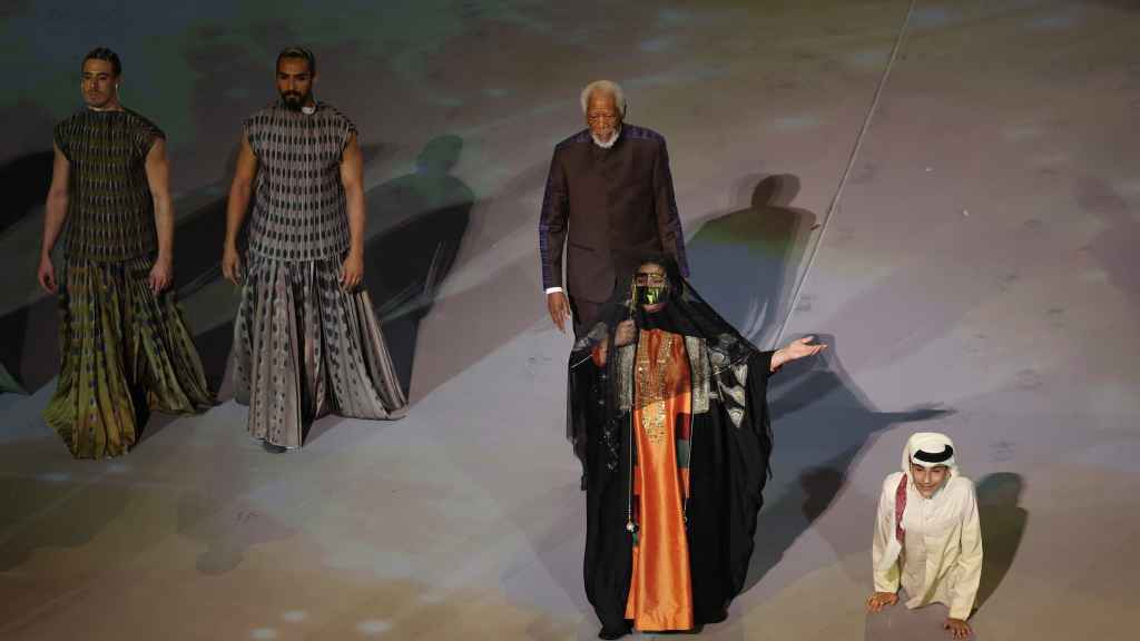 La cantante Dana al-Fardan, junto a Morgan Freeman y Ghanim al Muftah en la ceremonia de inauguración del Mundial de Qatar 2022.