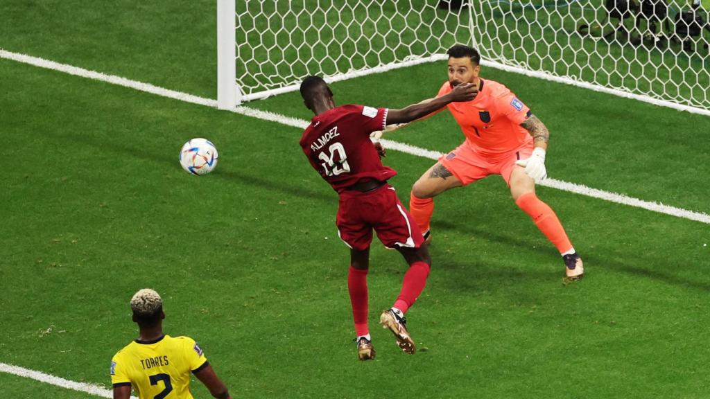 Almoez falla un cabezazo completamente solo ante la portería de Galíndez
