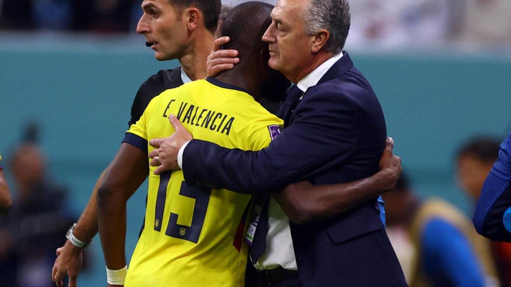 Ener Valencia se saluda con su seleccionador Gustavo Alfaro tras ser sustituido