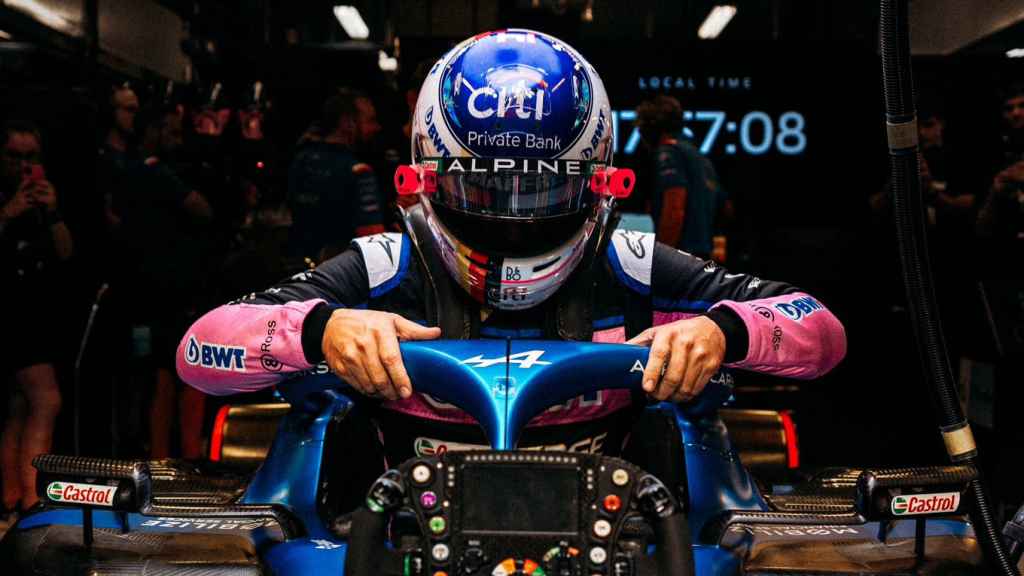 Fernando Alonso bajándose del monoplaza tras haber abandonado.