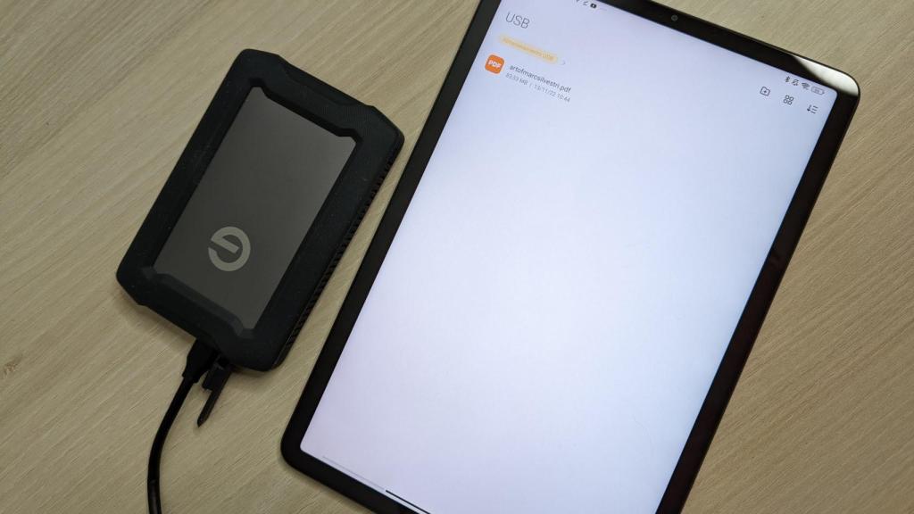 El Sandisk G-Drive ArmorATD con una tablet Android