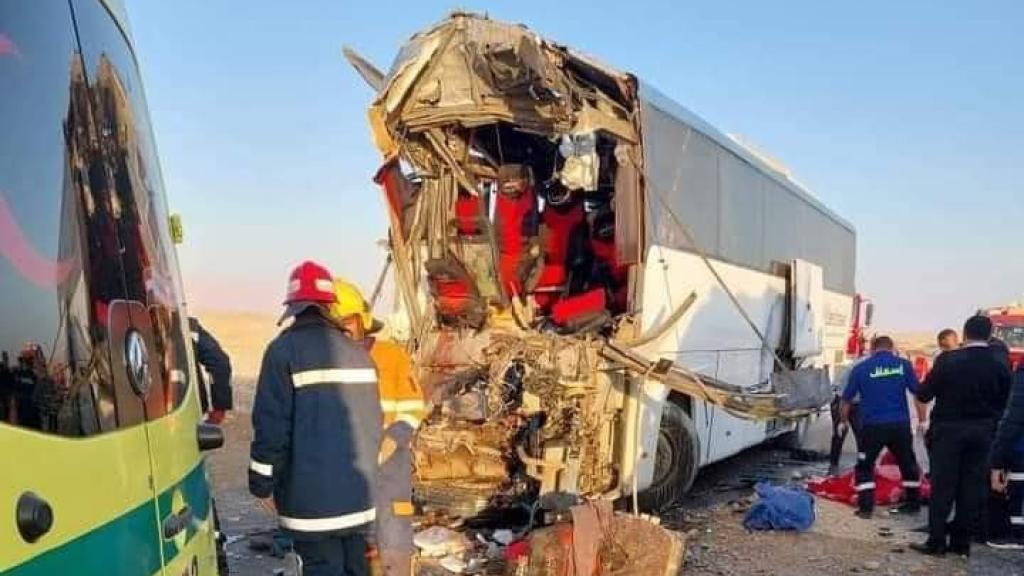 El autobús partido por la mitad tras chocar con un camión en el este de Egipto este domingo.