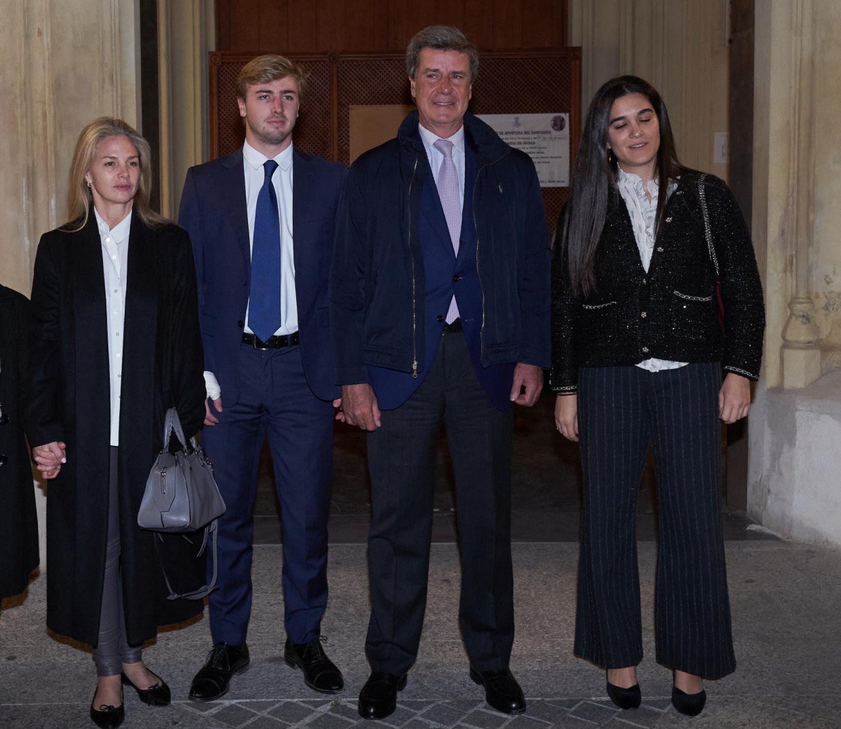 Cayetano y Genoveva, con su hijo Luis y Bárbara Mirján en las puertas de la iglesia.