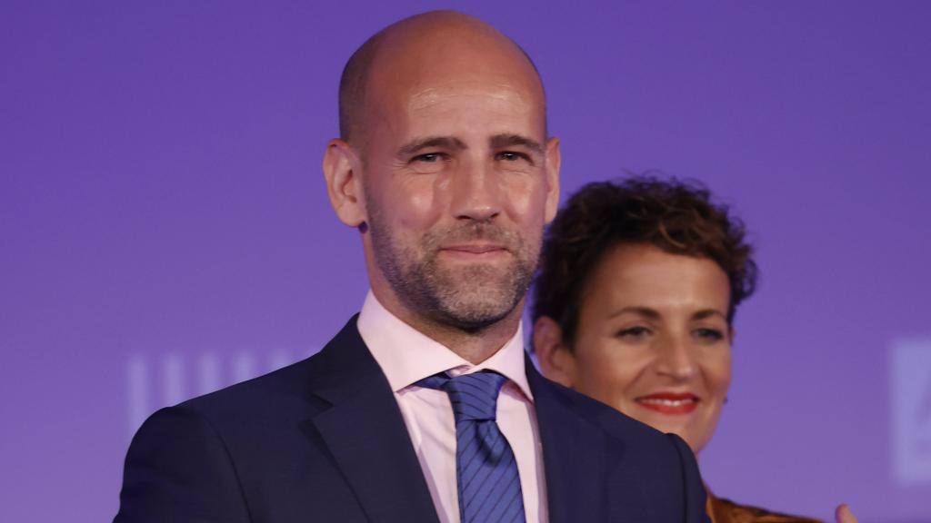Gonzalo Miró recogiendo un premio en memoria de su madre, en Tudela y bajo la atenta mirada de la reina Letizia.