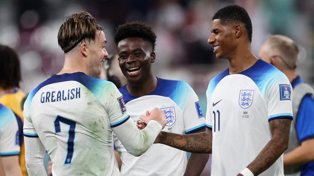 Grealish y Rashford celebran al final del partido contra Irán