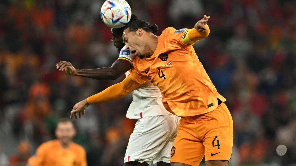 Van Dijk despeja un balón.