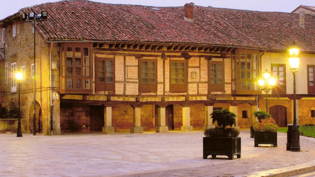 Casona en la plaza de España.