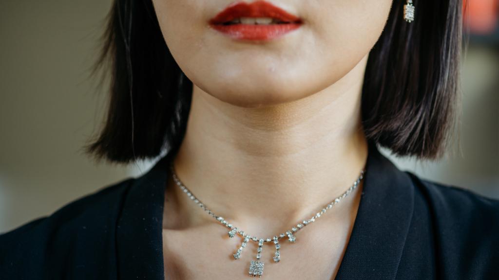 En qué fijarse a la hora de comprar una joya para regalar, según los expertos.