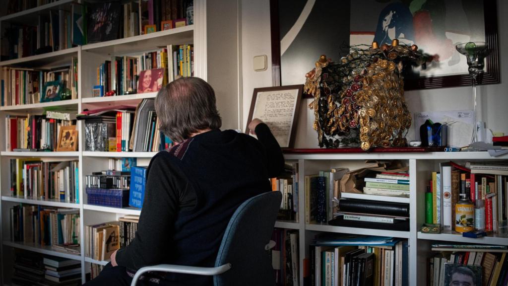 Juan Herrera, en su casa, mostrando el poema que le regaló Alberti.