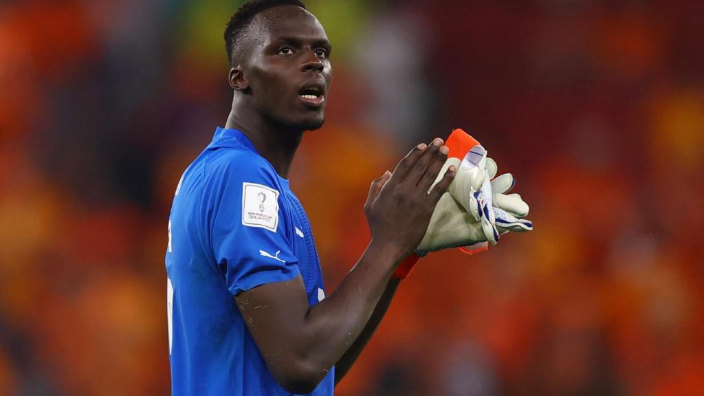 Mendy aplaude al público tras el partido.