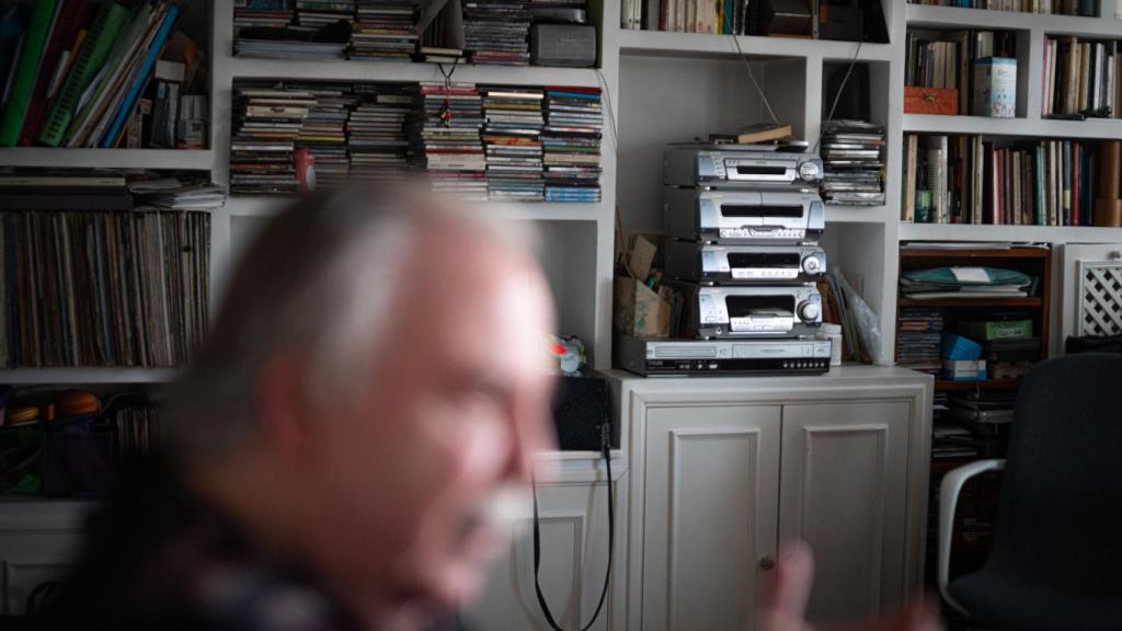 La habitación en la que trabaja Juan está lleno de libros y referencias.