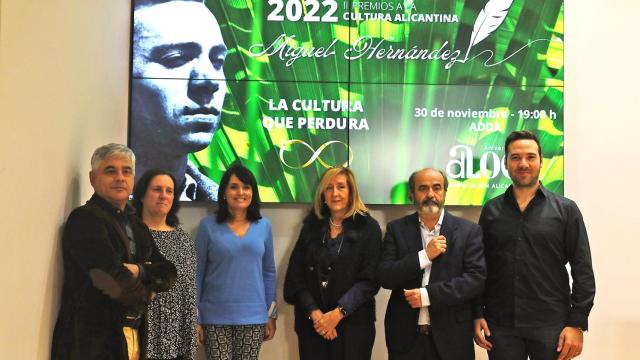 El jurado, presidido por Julia Parra, en la presentación ante los medios de los seleccionados.