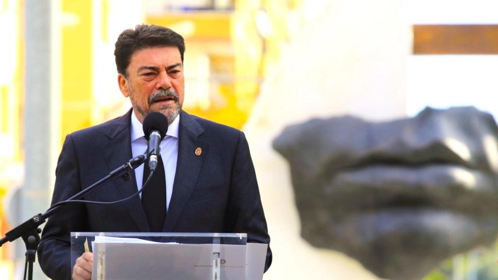 Luis Barcala, en el acto de homenaje a las víctimas y héroes del Covid, con la escultura 'Bocas que vuelan'.
