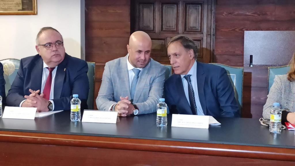 El consejero de Sanidad, Alejandro Vázquez (i); junto a Miguel Ángel Ávila, CEO de Neurofix, y el alcalde de Salamanca, Carlos García Carbayo