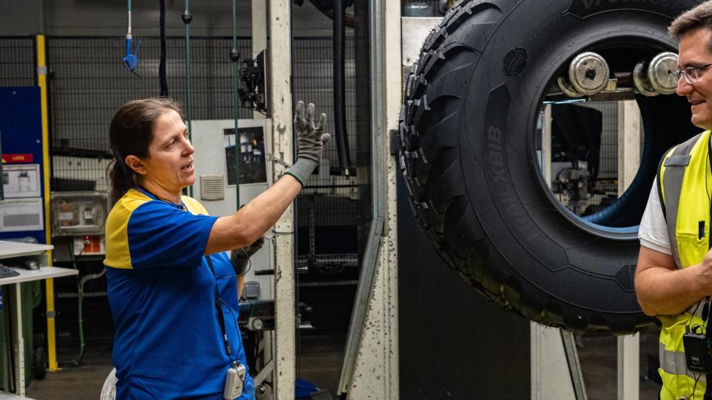 Una trabajadora de Michelin verifica la calidad de un neumático agro fabricado en la planta de Valladolid