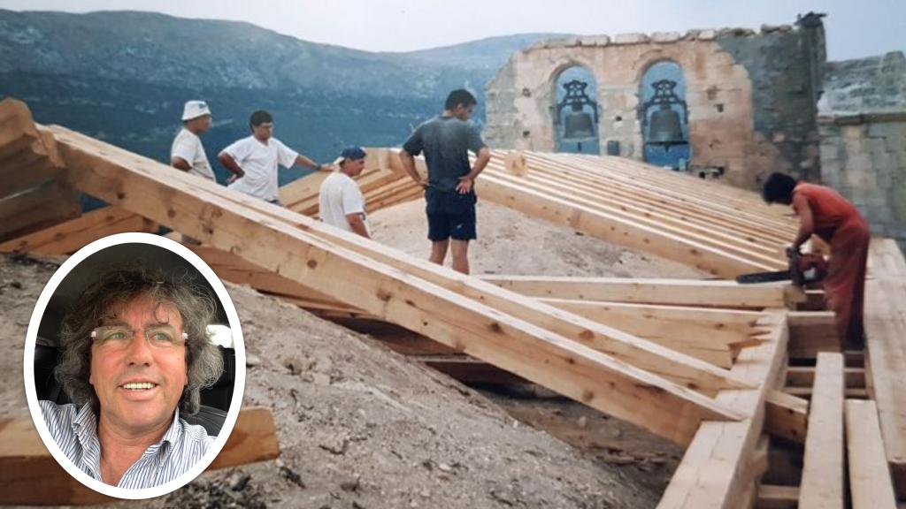 Fermín González trabajando en la cubierta de una iglesia de Burgos