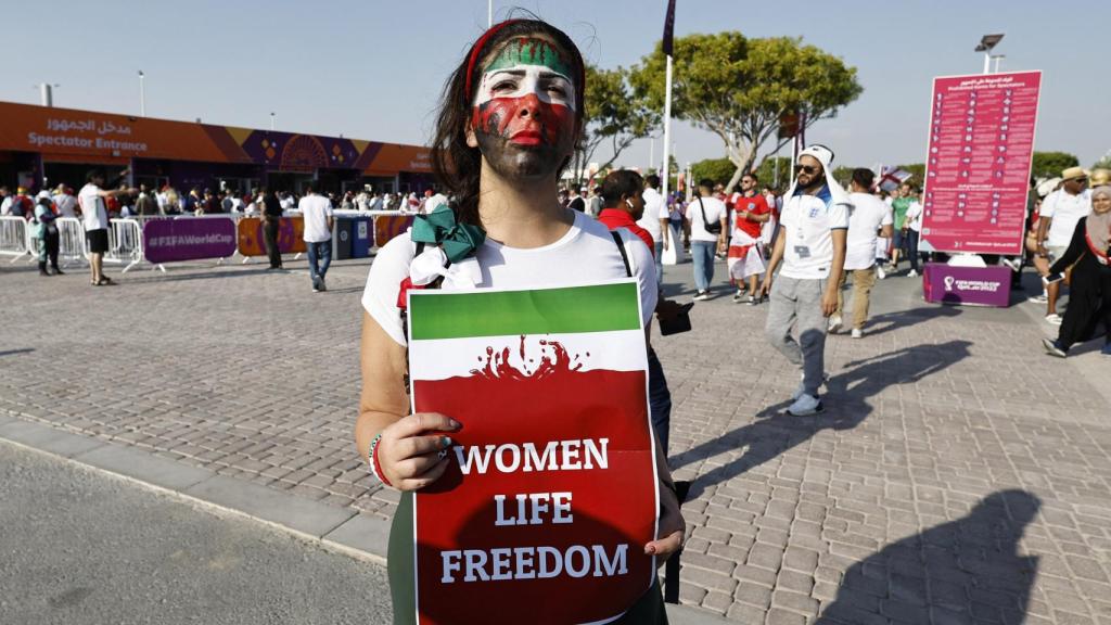 Una mujer defiende sus derechos antes de entrar al estadio.
