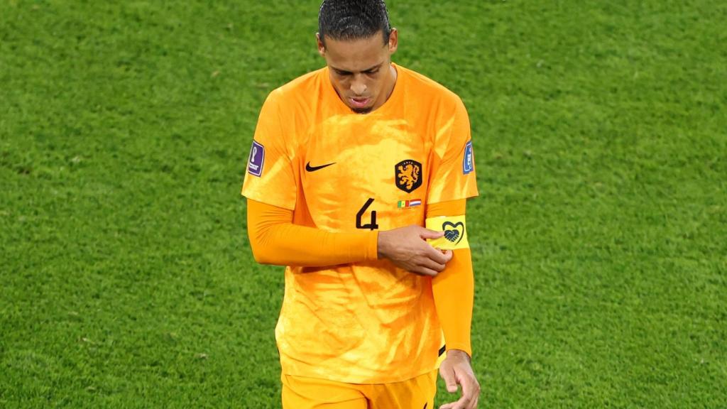 Van Dijk, con el brazalete 'No Discrimination' de la FIFA para el Mundial de Qatar 2022