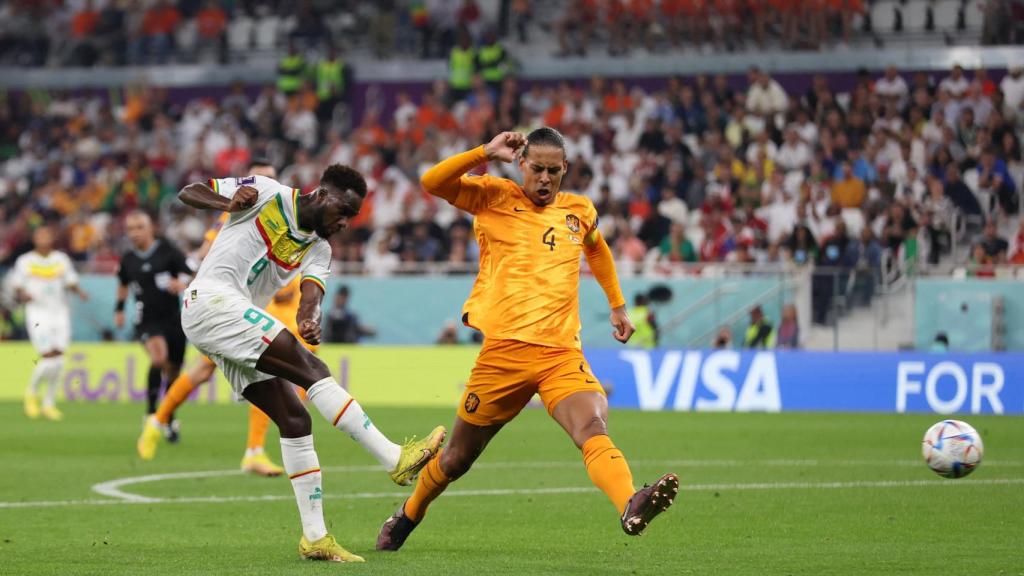 Dia disparando a la meta de Noppert.