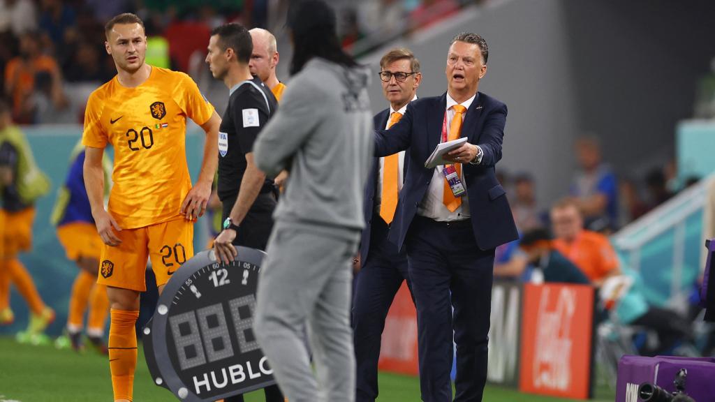 Van Gaal haciendo sustituiciones.