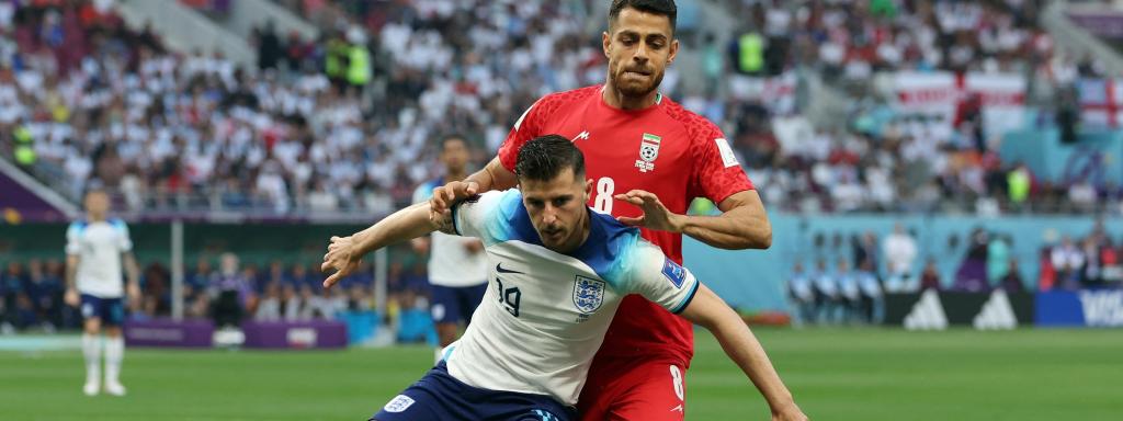 Mason Mount presionado por Morteza Pouraliganji