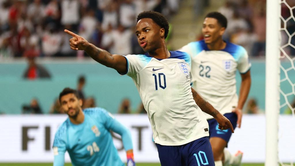Raheem Sterling celebra su gol a Irán, el tercero de Inglaterra