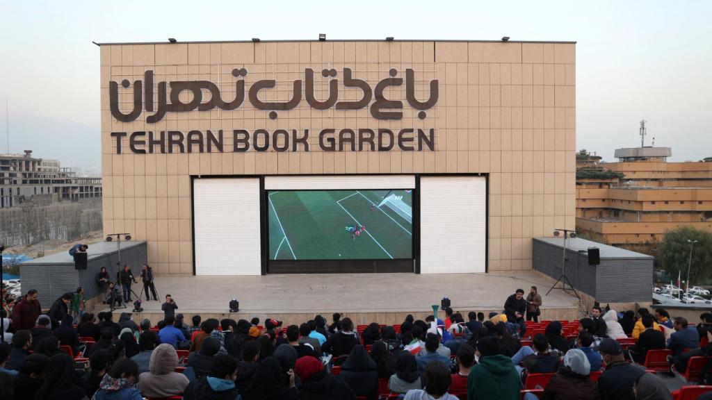 Aficionados iraníes siguen en una plaza de Teherán el encuentro entre Irán e Inglaterra de este lunes.