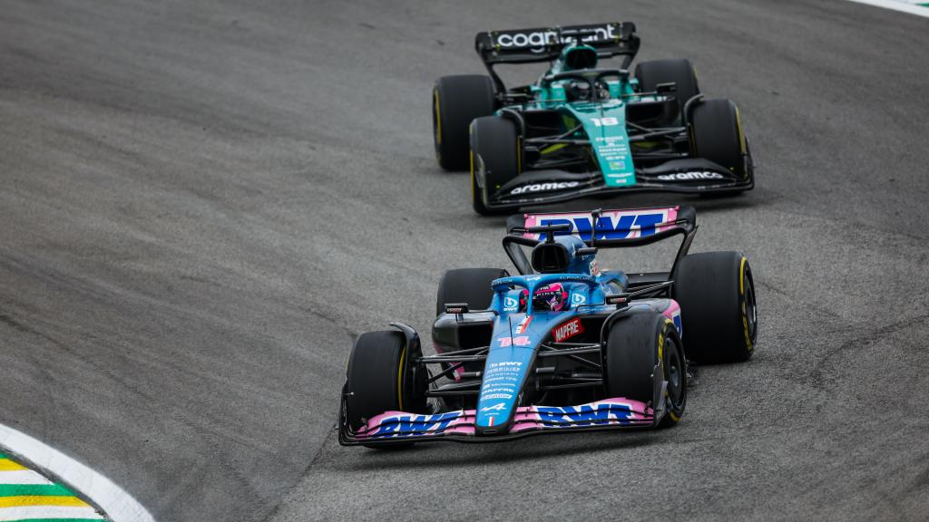 Fernando Alonso pelea con su próximo compañero Stroll en el GP de Brasil.