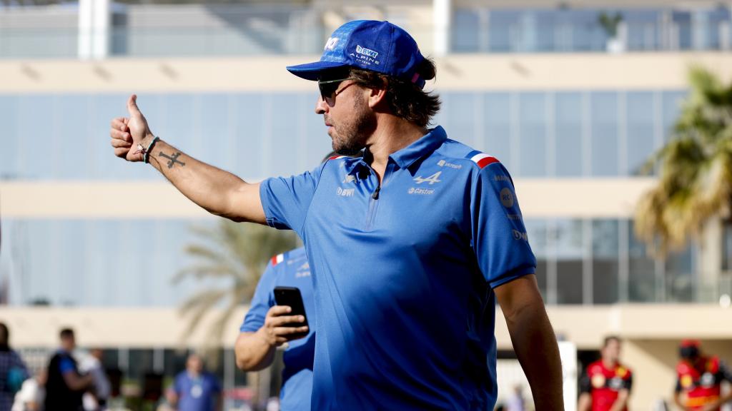 Fernando Alonso hace un gesto de OK