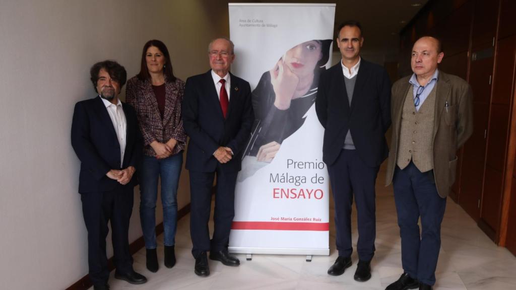 El editor de Páginas de Espuma, Juan Casamayor; la concejala de Cultura de Málaga, Noelia Losada; el alcalde de Málaga, Francisco de la Torre; el arquitecto Santiago de Molina, Premio Málaga de Ensayo 2022; y el poeta Alfredo Taján, miembro del jurado. Foto: Ayto. de Málaga